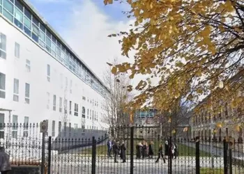 Juzgan a un hombre de 45 años por abusar de una menor de 15 años a la que conoció por Internet>