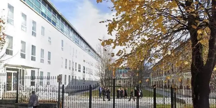 Juzgan a un hombre de 45 años por abusar de una menor de 15 años a la que conoció por Internet>