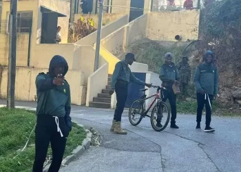 La Guardia Civil investiga una imagen de tres inmigrantes vestidos con uniformes del cuerpo>