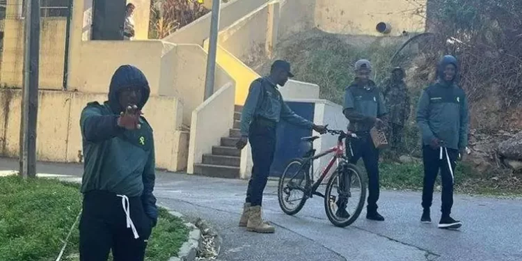 La Guardia Civil investiga una imagen de tres inmigrantes vestidos con uniformes del cuerpo>