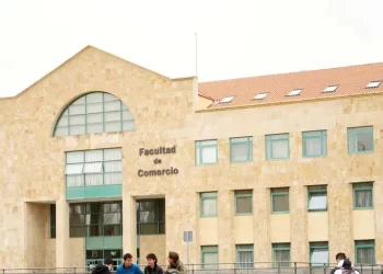 La Junta incrementa la cuantía de becas universitarias y permite que los estudiantes de máster recibirlas por aprovechamiento académico>