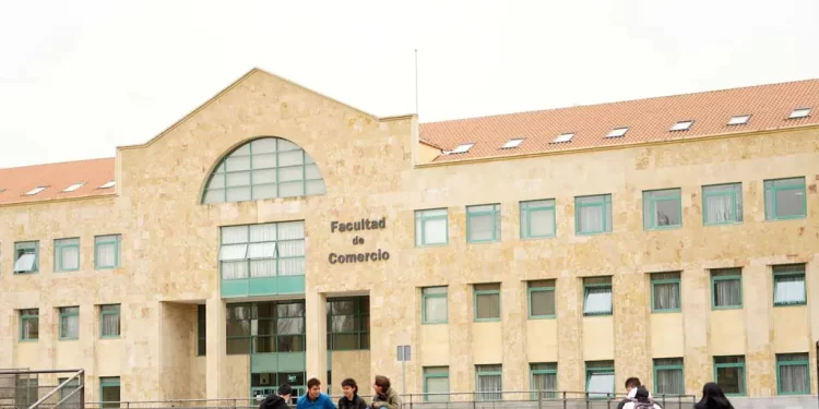 La Junta incrementa la cuantía de becas universitarias y permite que los estudiantes de máster recibirlas por aprovechamiento académico>