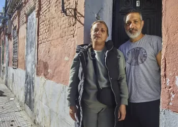 La última familia de Peironcely, 10: okupas en la casa tapiada y en ruinas de Robert Capa>