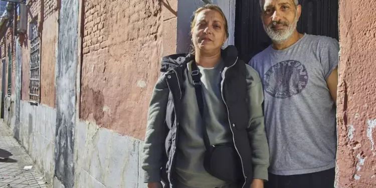 La última familia de Peironcely, 10: okupas en la casa tapiada y en ruinas de Robert Capa>