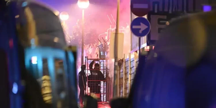 Los Mossos blindan la Bonanova para desalojar las dos casas okupadas>