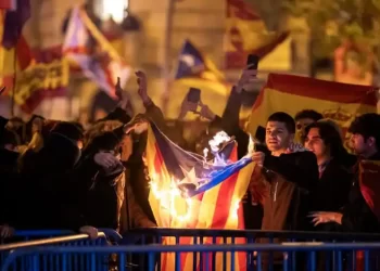 Los sindicatos policiales arremeten contra Vox por el intento de Ortega Smith de fiscalizar la actuación de las UIP en Ferraz>