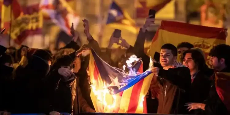 Los sindicatos policiales arremeten contra Vox por el intento de Ortega Smith de fiscalizar la actuación de las UIP en Ferraz>