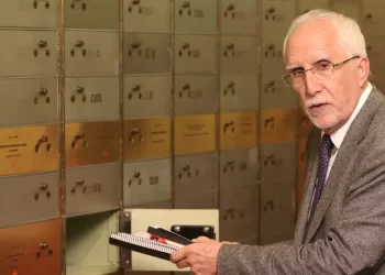 Luis Mateo Díez ‘lega’ cuadernos de trabajo de sus novelas a la Caja de las Letras del Instituto Cervantes>