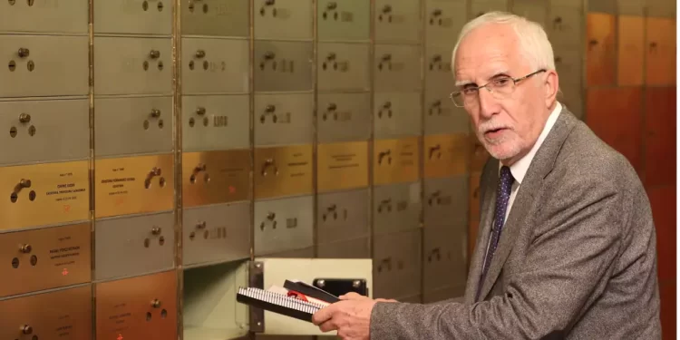 Luis Mateo Díez ‘lega’ cuadernos de trabajo de sus novelas a la Caja de las Letras del Instituto Cervantes>