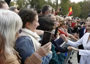 Más Corona y menos espinas>