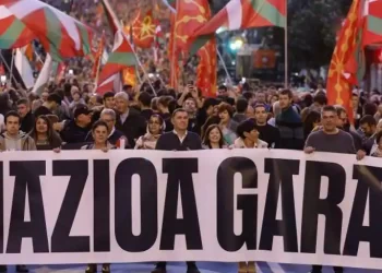 Miles de personas convocadas por EH Bildu marchan por las calles de Bilbao: «Somos una nación»>