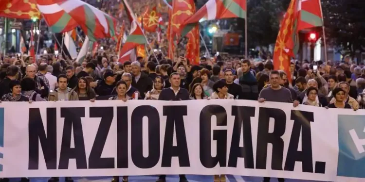Miles de personas convocadas por EH Bildu marchan por las calles de Bilbao: «Somos una nación»>