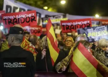 Miles de personas protestan frente a las sedes del PSOE por toda España>