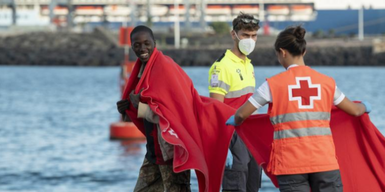 Se mantiene el goteo de cayucos en la Ruta Canaria con dos nuevos rescates cerca de El Hierro>