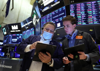 Subieron los bonos en dólares y el riesgo país bajó de los 2500 puntos. Dólar siguió creciendo y cerró en $970