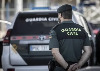 Un hombre se cuela en un cuartel de la Guardia Civil y prende fuego a un coche en Valencia>