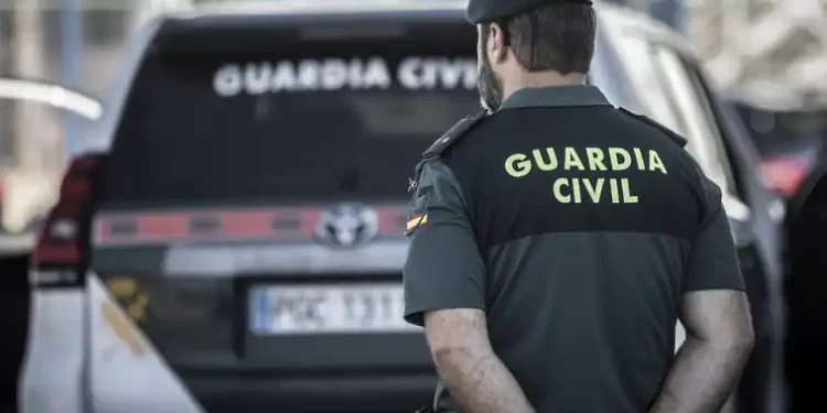 Un hombre se cuela en un cuartel de la Guardia Civil y prende fuego a un coche en Valencia>