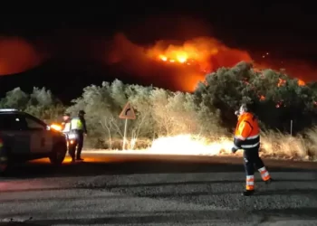 Un incendio forestal agravado por el viento obliga a evacuar varios municipios valencianos y arrasa 1.400 hectáreas>
