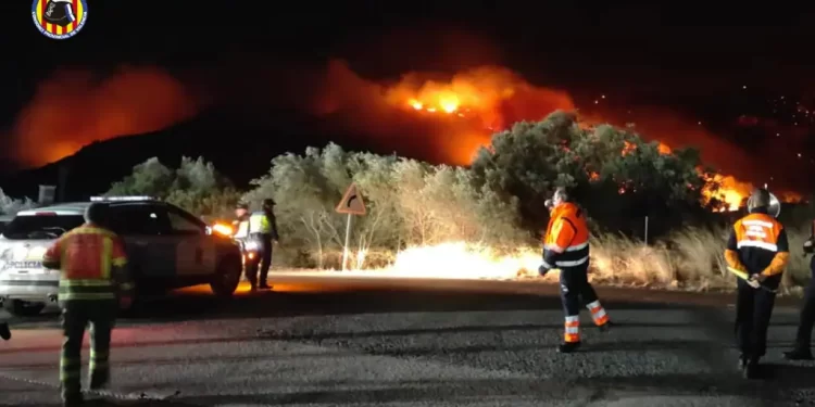 Un incendio forestal agravado por el viento obliga a evacuar varios municipios valencianos y arrasa 1.400 hectáreas>
