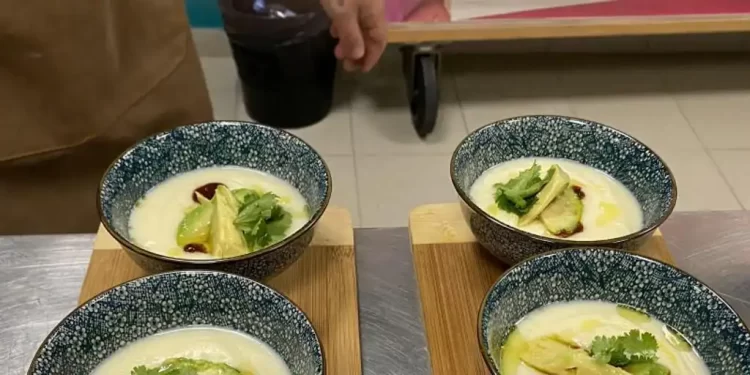 A cinco euros la hora y la primera gratis como «inducción al trabajo»: la oferta laboral surrealista para camareros>