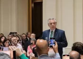 Con copa de champán en mano, Alberto Fernández se despidió de la Casa Rosada