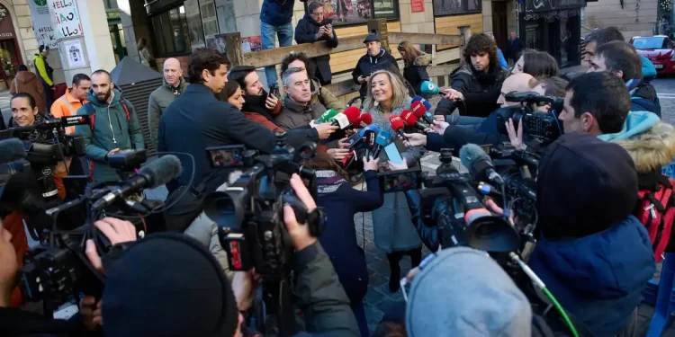 Cristina Ibarrola se despide de Pamplona «con la cabeza muy alta» y augurando la «desaparición» del PSN>