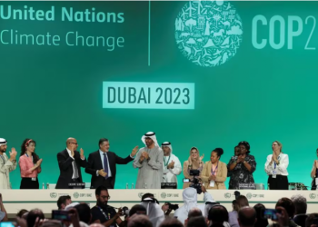 Cumbre climática: cierran acuerdo ‘histórico’ para dejar atrás los combustibles fósiles