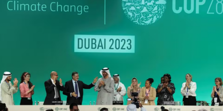 Cumbre climática: cierran acuerdo ‘histórico’ para dejar atrás los combustibles fósiles