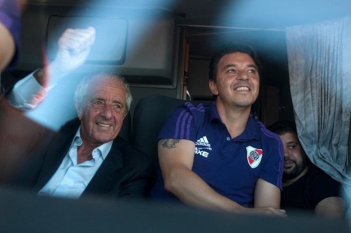 La felicidad de D'Onofrio junto a Gallardo en el regreso a Buenos Aires.