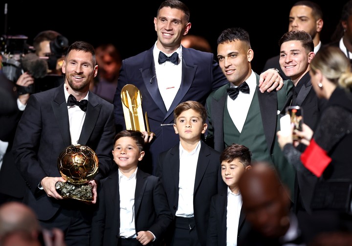 Julián con Messi, Lautaro y Dibu en la gala del Balón de Oro (EFE).