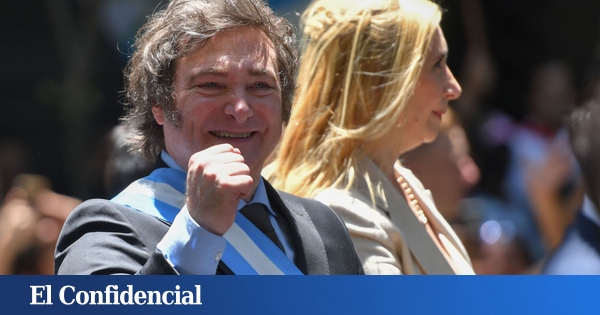 El Gobierno de Milei devalúa la moneda argentina en más del 50%, a 800 pesos por dólar