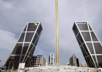 El obelisco móvil que no lo es y se paró por su alto coste>