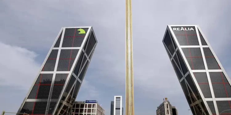 El obelisco móvil que no lo es y se paró por su alto coste>