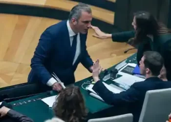 Exigen la dimisión de Ortega Smith tras golpear el escaño de un edil de Más Madrid>