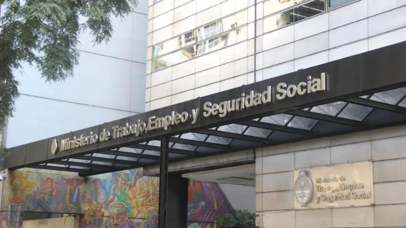 Explosión e incendio en edificio ladero al Ministerio de Trabajo