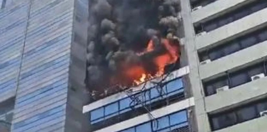 Explosión y feroz incendio al lado de la Secretaría de Trabajo en la Ciudad de Buenos Aires