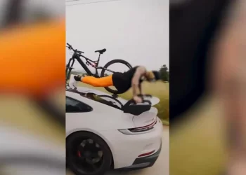 Investigan a dos jóvenes por hacer flexiones encima de vehículos en marcha y publicarlo en redes>