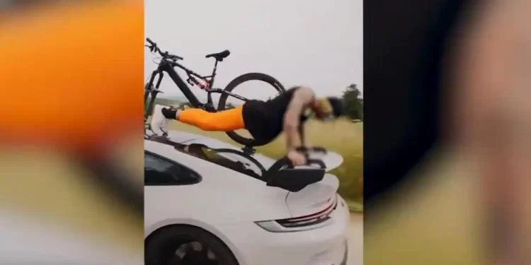 Investigan a dos jóvenes por hacer flexiones encima de vehículos en marcha y publicarlo en redes>