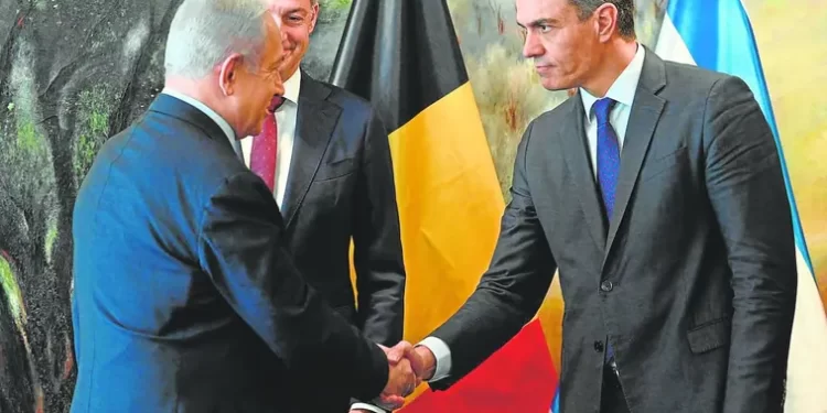 La falta de coordinación entre Moncloa y Exteriores aviva los errores diplomáticos de Sánchez>