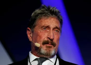 La familia de McAfee recibe sus restos tras su muerte en una cárcel catalana hace dos años y medio>