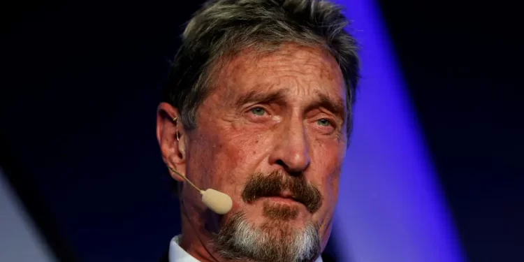 La familia de McAfee recibe sus restos tras su muerte en una cárcel catalana hace dos años y medio>