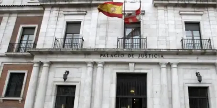 La Fiscalía pide un año de prisión a un joven por insultar y agredir a una estudiante transexual a la salida del instituto>