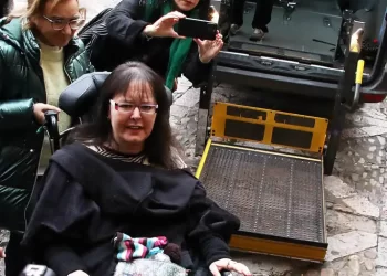 La mujer del exedil acusado de intentar matarla: «Me lanzó de la terraza y me golpeó mientras decía ‘hija de puta, ¿sigues viva?’»>