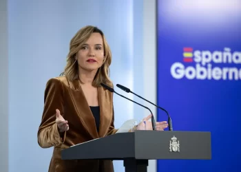 La portavoz del Gobierno Pilar Alegría pide la dimisión de un concejal del PP tras levantarle la mano a la teniente de alcalde del PSOE>