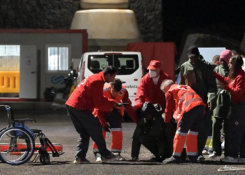 Llegan a El Hierro dos cayucos con 106 personas durante la noche>