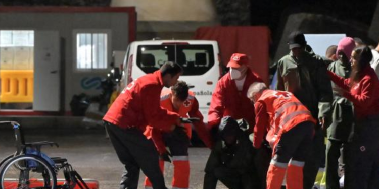 Llegan a El Hierro dos cayucos con 106 personas durante la noche>