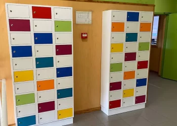 Los escolares tendrán que dejar sus móviles en taquillas en los colegios de Las Rozas>