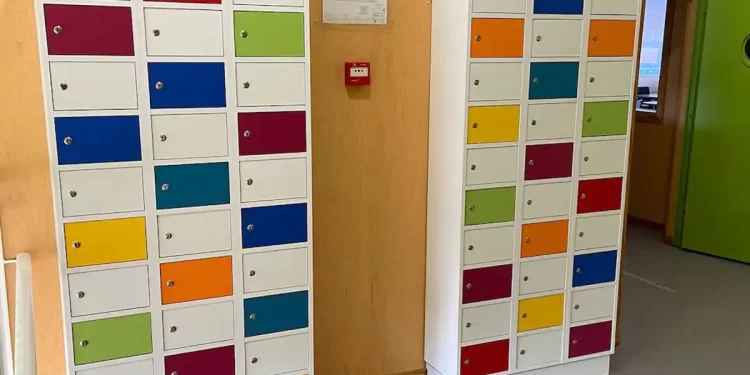 Los escolares tendrán que dejar sus móviles en taquillas en los colegios de Las Rozas>