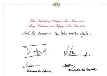 Los Reyes y sus hijas felicitan la Navidad a los españoles con una fotografía histórica>