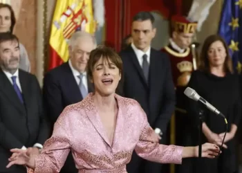 María Berasarte, la cantante que ha sorprendido con su ‘Aquellas pequeñas cosas’ y ‘Al alba’ en el acto por el Día de la Constitución>